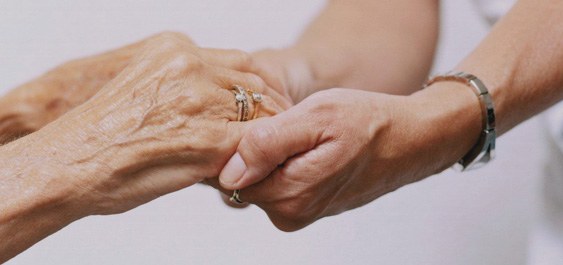 Contributi economici straordinari a favore di anziani per le spese sostenute per assistenti familiari